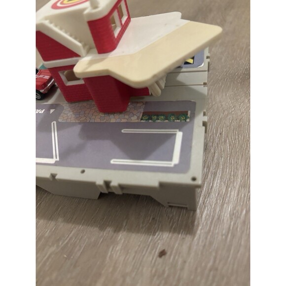 VINTAGE Micro Machines Travel City HOSPITAL Playset 1987 Galoob + Red Car - Picture 5 of 6